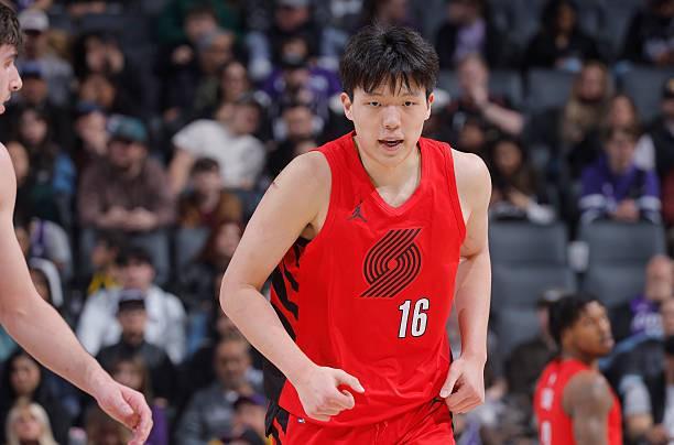 拓记：杨瀚森赛前训练加入结合球突破，内容明显更偏向锋线